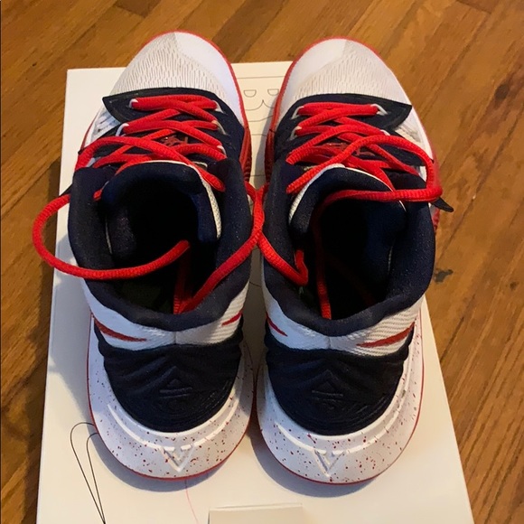 kyrie basketball shoes blue